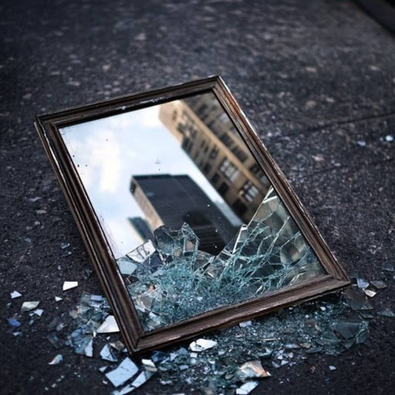 Các trường hợp mơ thấy gương vỡ phổ biến và ý nghĩa cụ thể